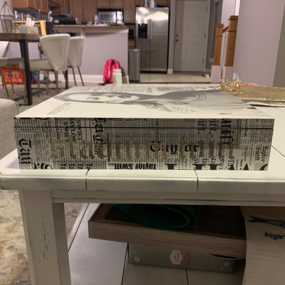 Taylor Swift VIP Reputation Box - Picture 7 of 11